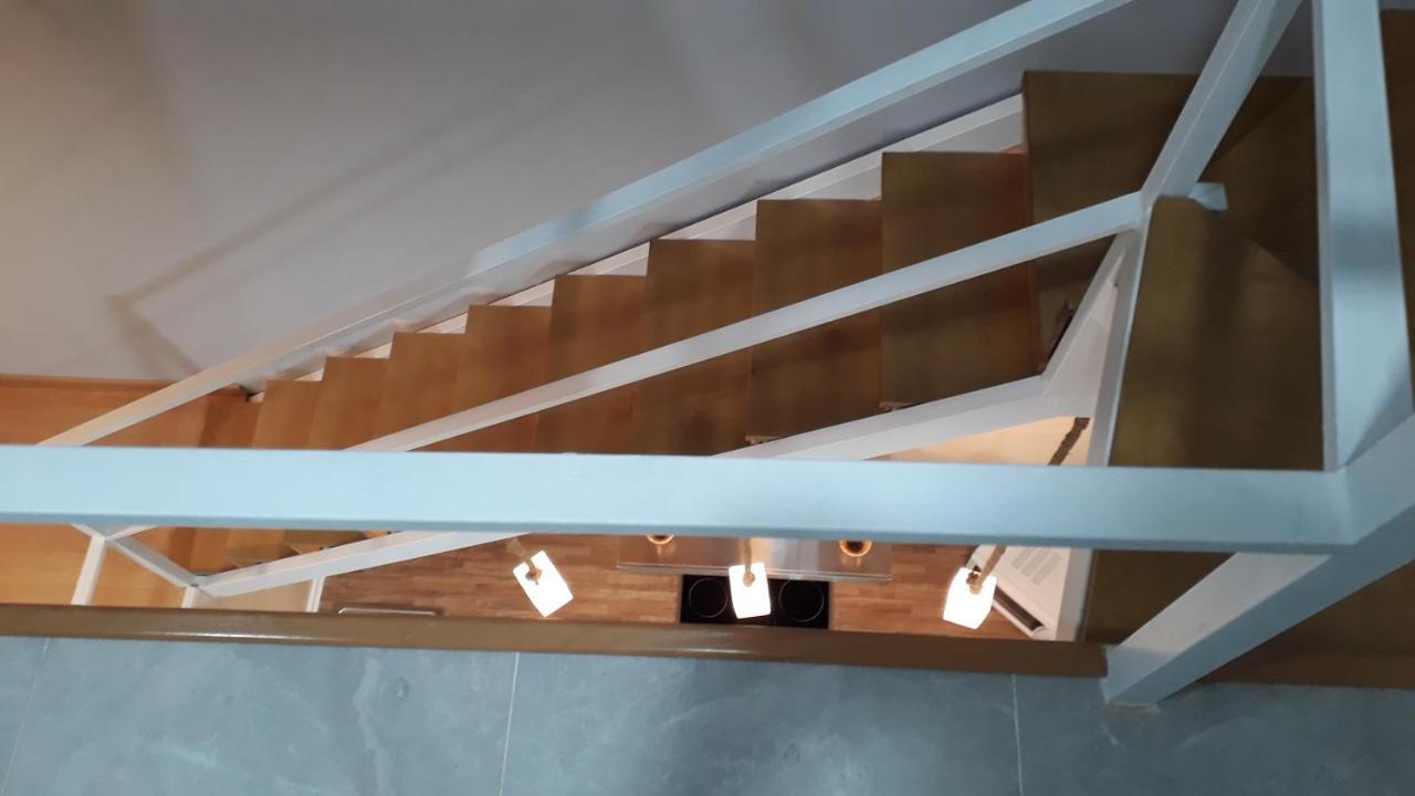 Apartment Duplex Daises